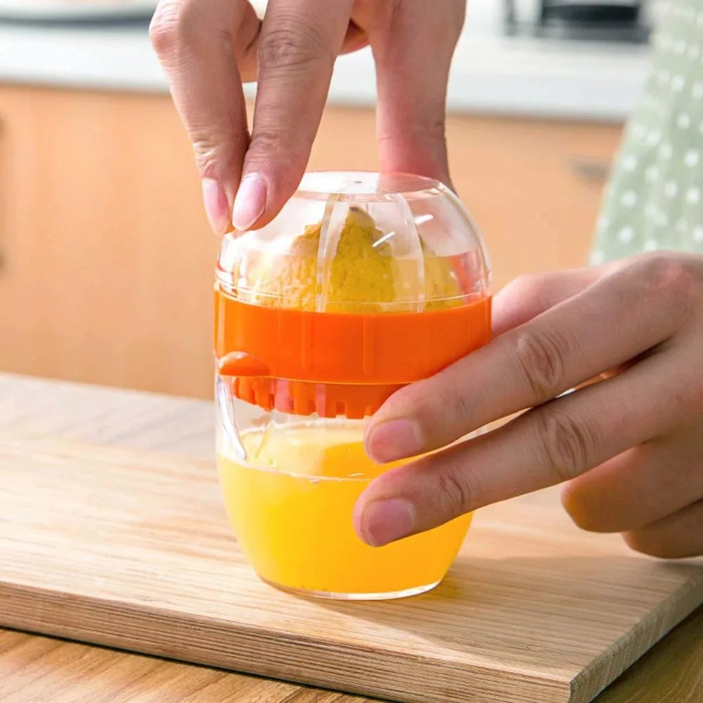 2-in -1 Manual Juicer  Lemon Squeezer With Lid Plastic Manual Lemon Juicer Orange Press Cup Citrus Squeezer with Pour Spout Fruit Tools